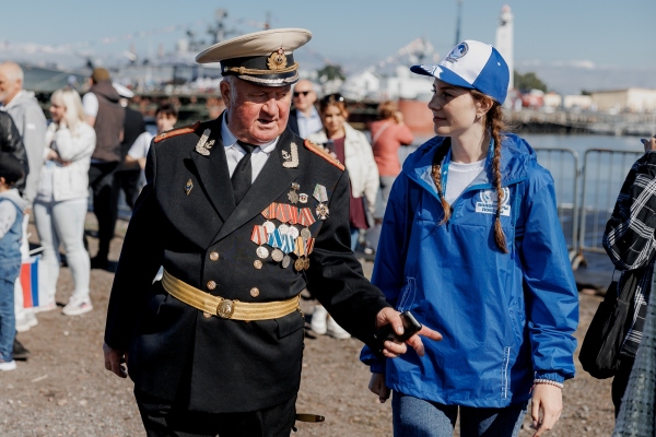 Волонтёры Победы помогли в проведении парада Военно-морского флота в Санкт-Петербурге
